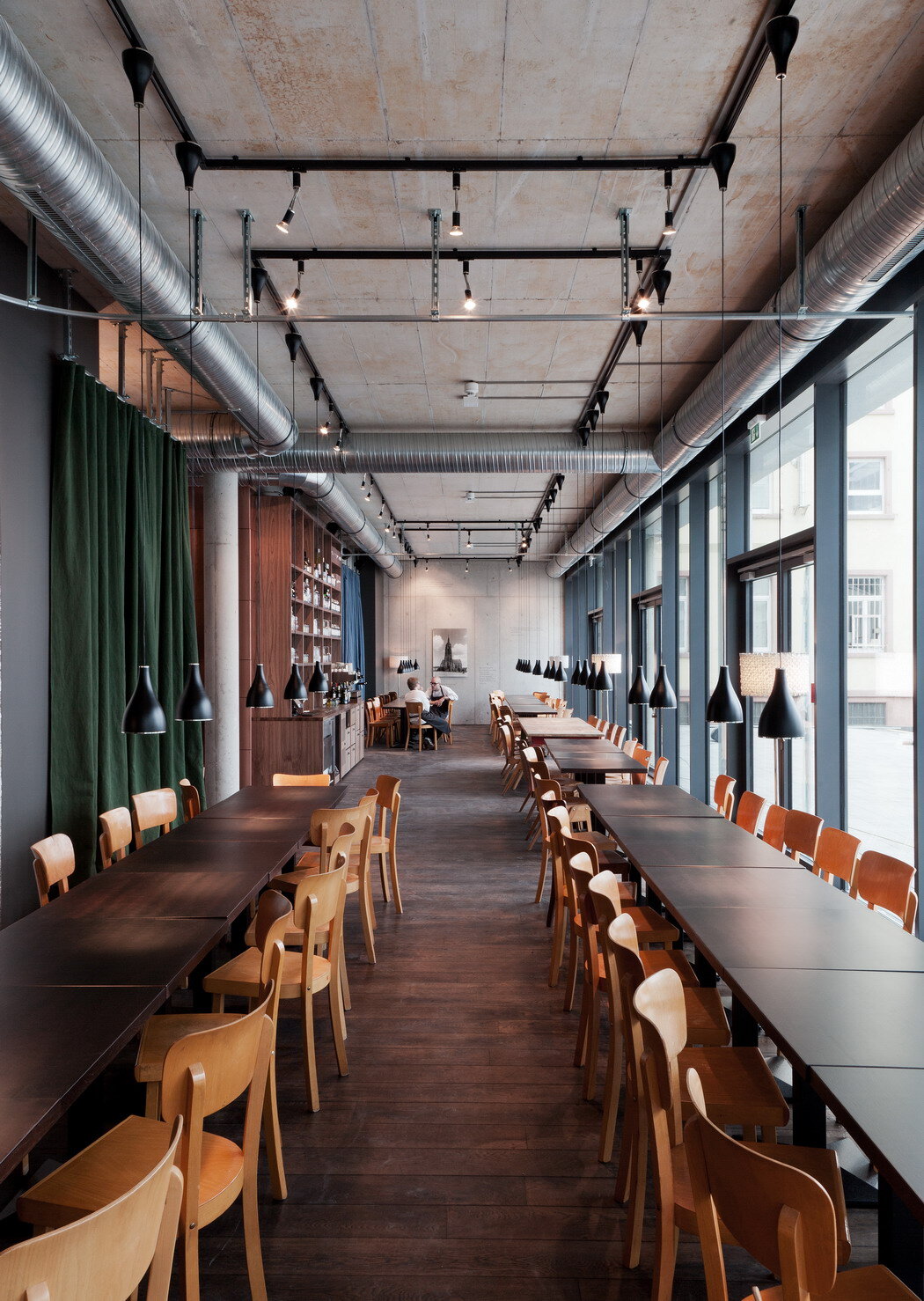 ONE EIGHTY Suspension black, GENTLE Floor © Ingmar Kurth