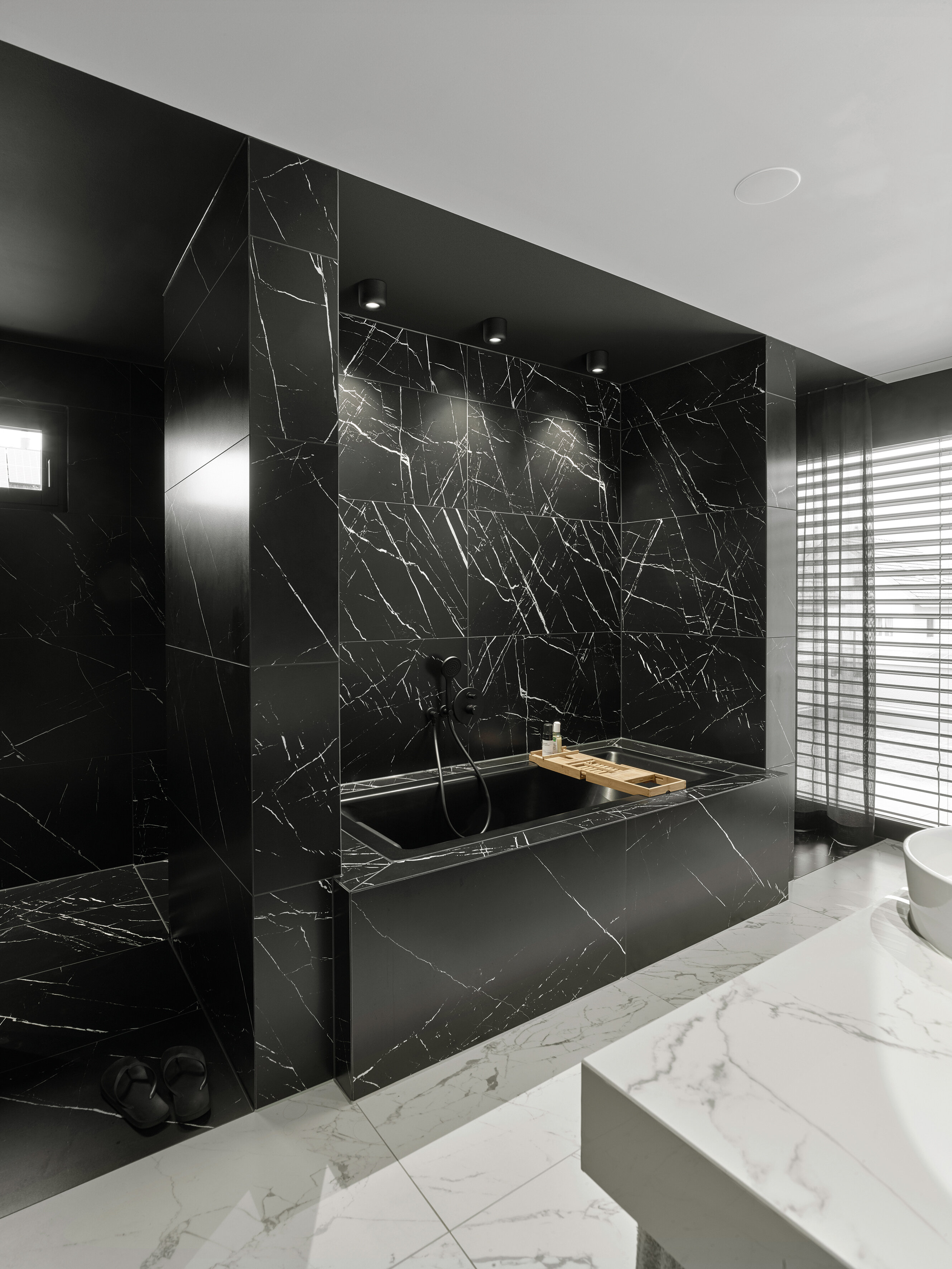 CAVITY Ceiling L black
