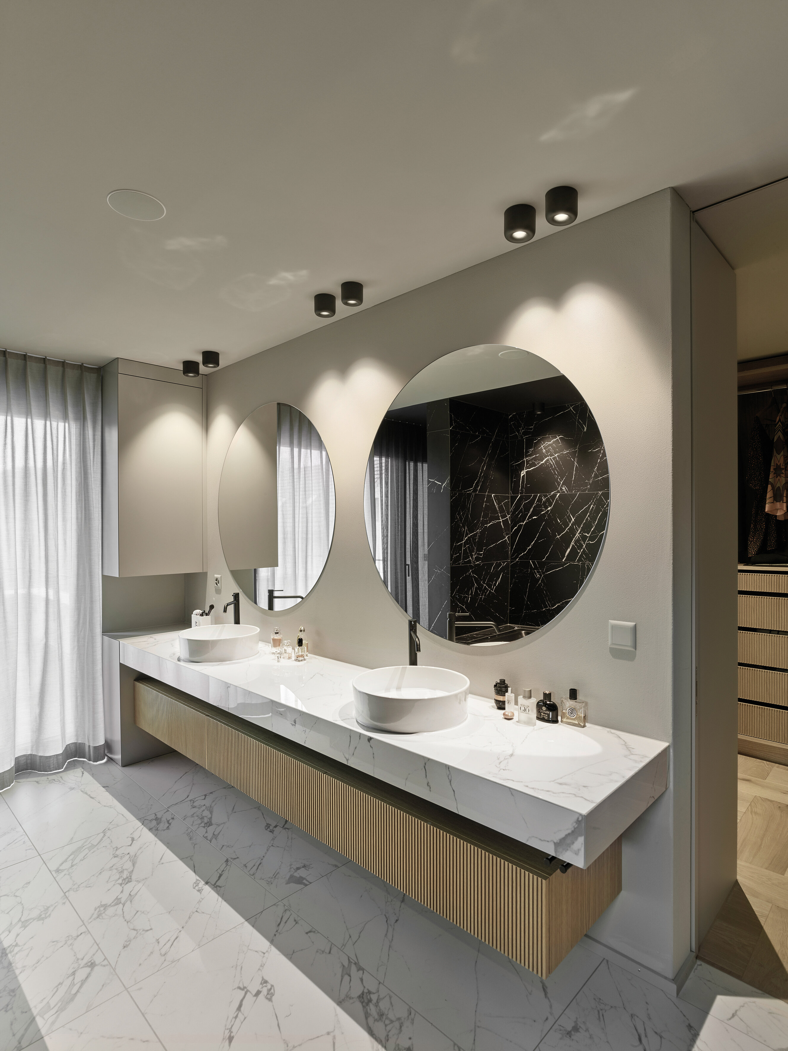 CAVITY Ceiling L black im Badezimmer