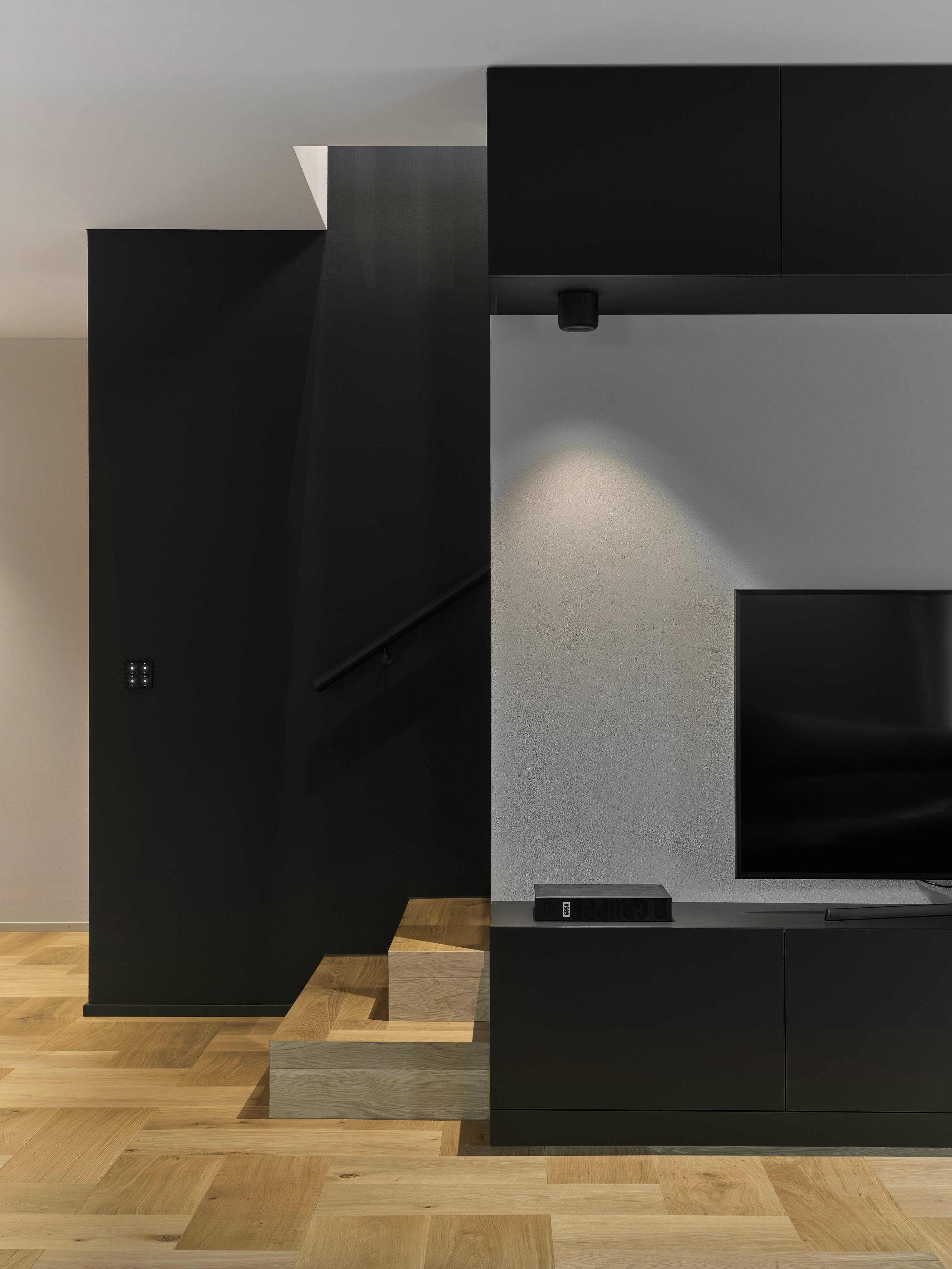 CAVITY Ceiling L black