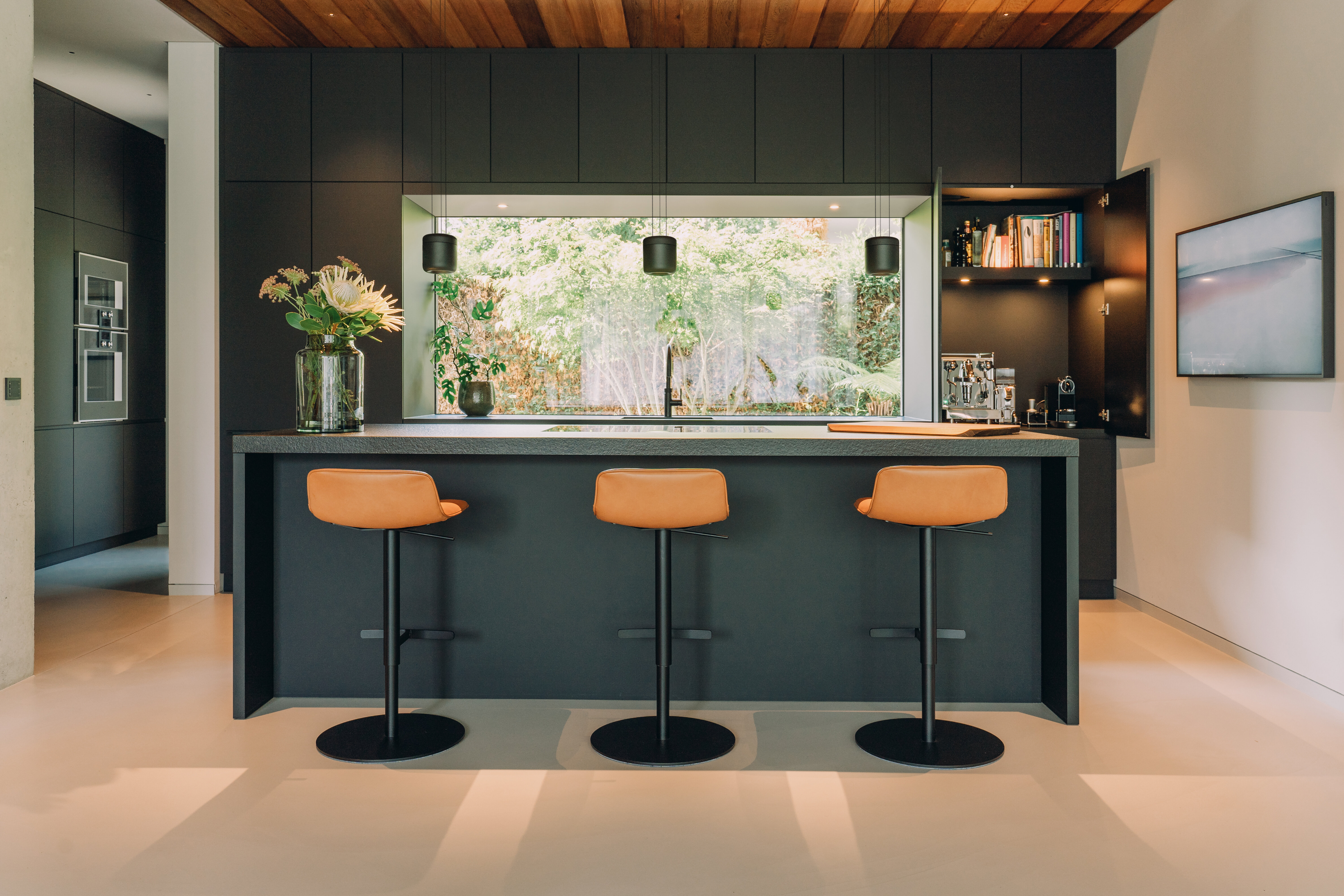CAVITY Suspension L black © Lukas Schwan