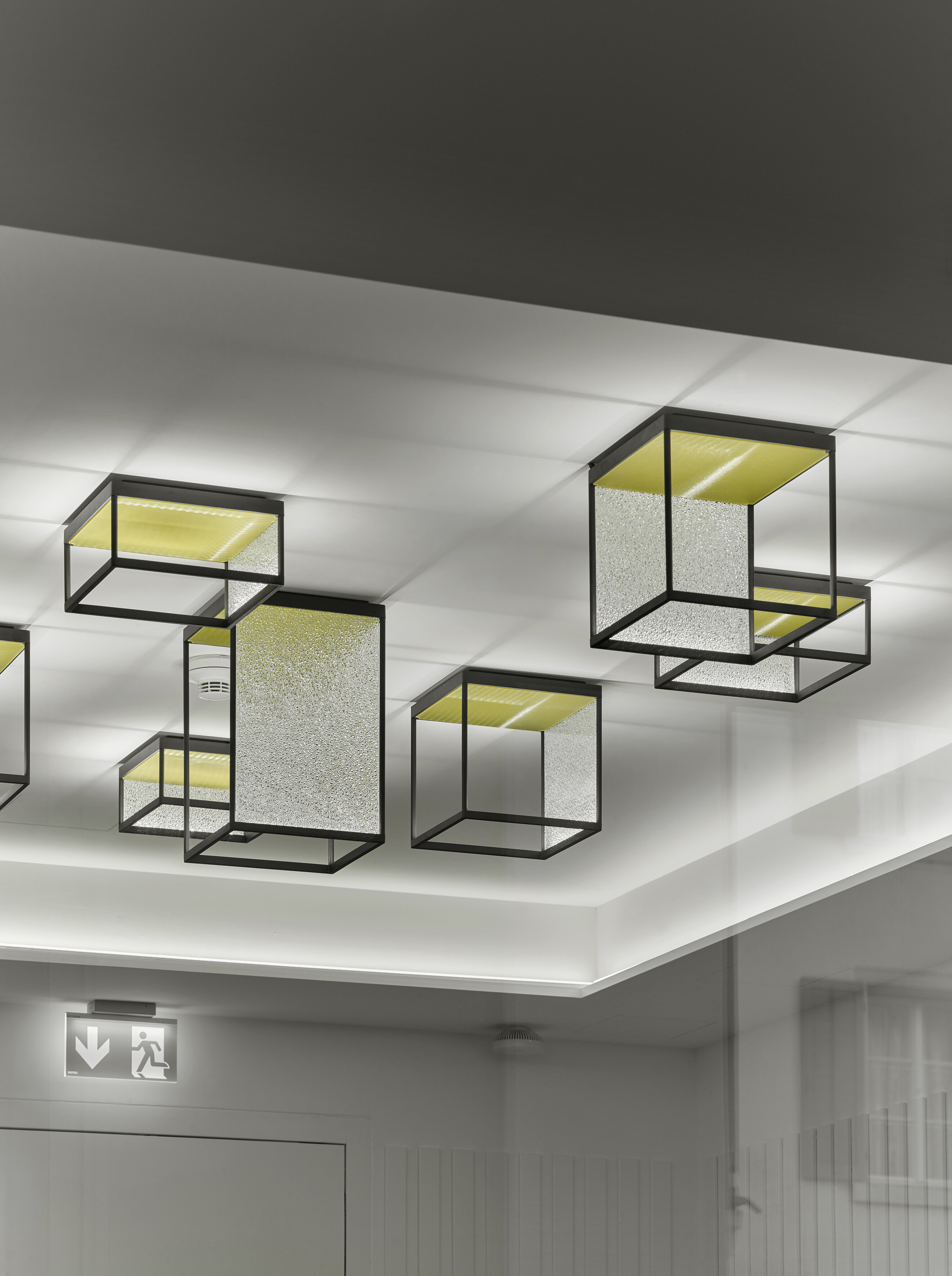 REFLEX² Ceiling M 150 / 300 / 450 · black · reflector pyramid gold als Sonderlösung © Studio Olaf Becker