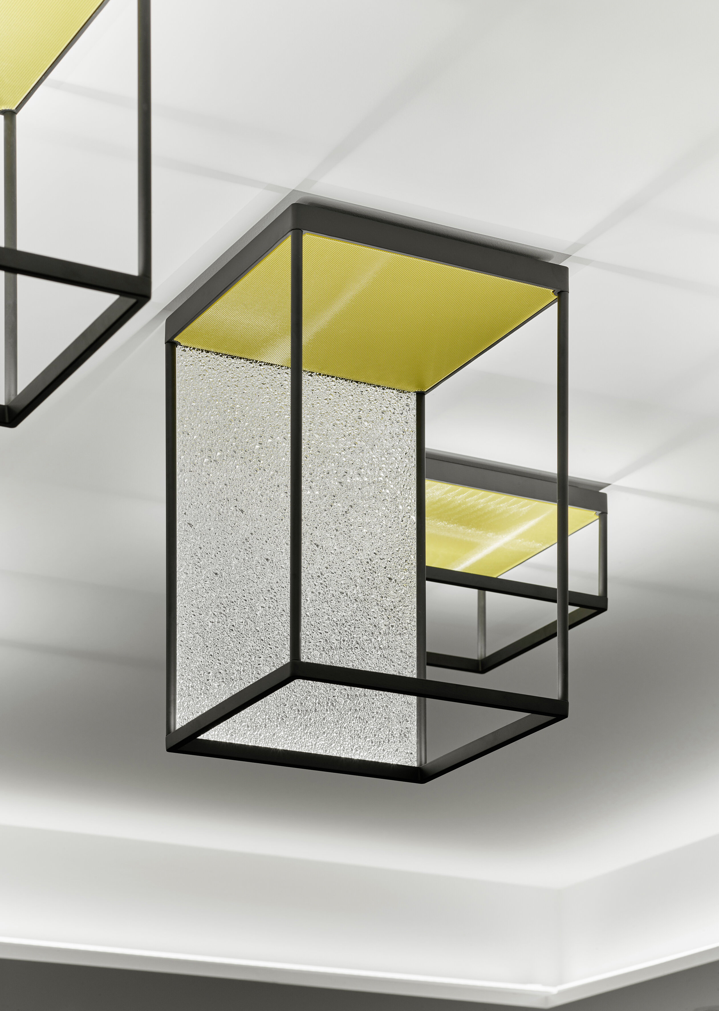 REFLEX² Ceiling M 150 / 300 / 450 · black · reflector pyramid gold als Sonderlösung © Studio Olaf Becker