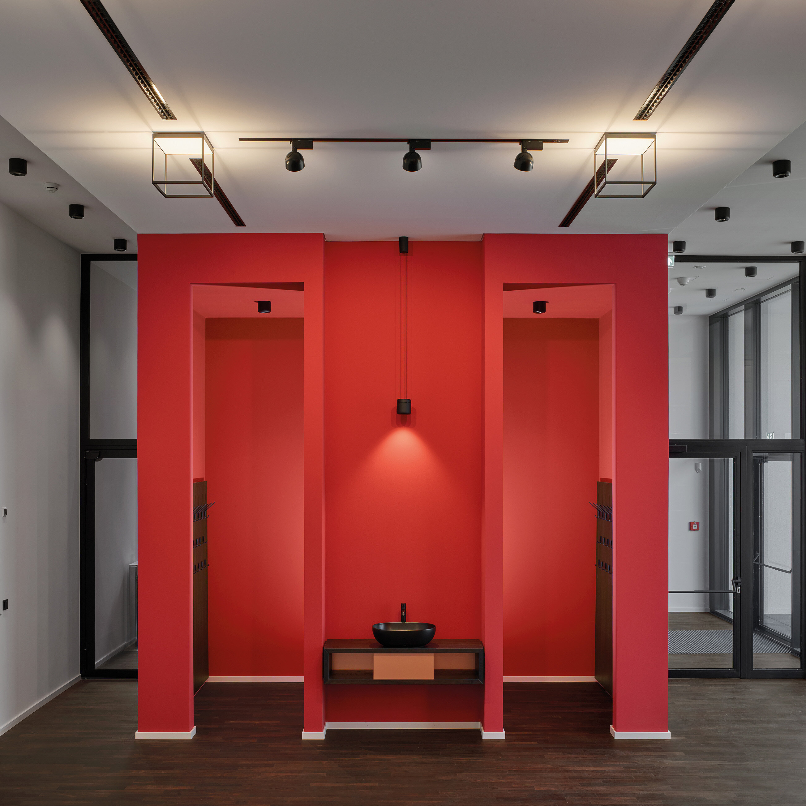 REFLEX² Ceiling M, CAVITY Suspension L black © Studio Olaf Becker